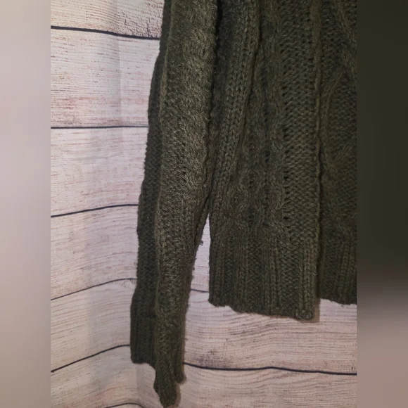 Charlotte Russe Green Crew Neck Cable Knit Sweater - Picture 3 of 4